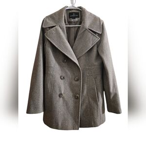 London Fog Double Breasted Trench Coat. Size Medium. GREAT CONDITION.